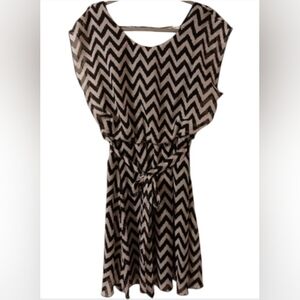 WOMEN'S CHEVRON TACERA DRESS SIZE LARGE